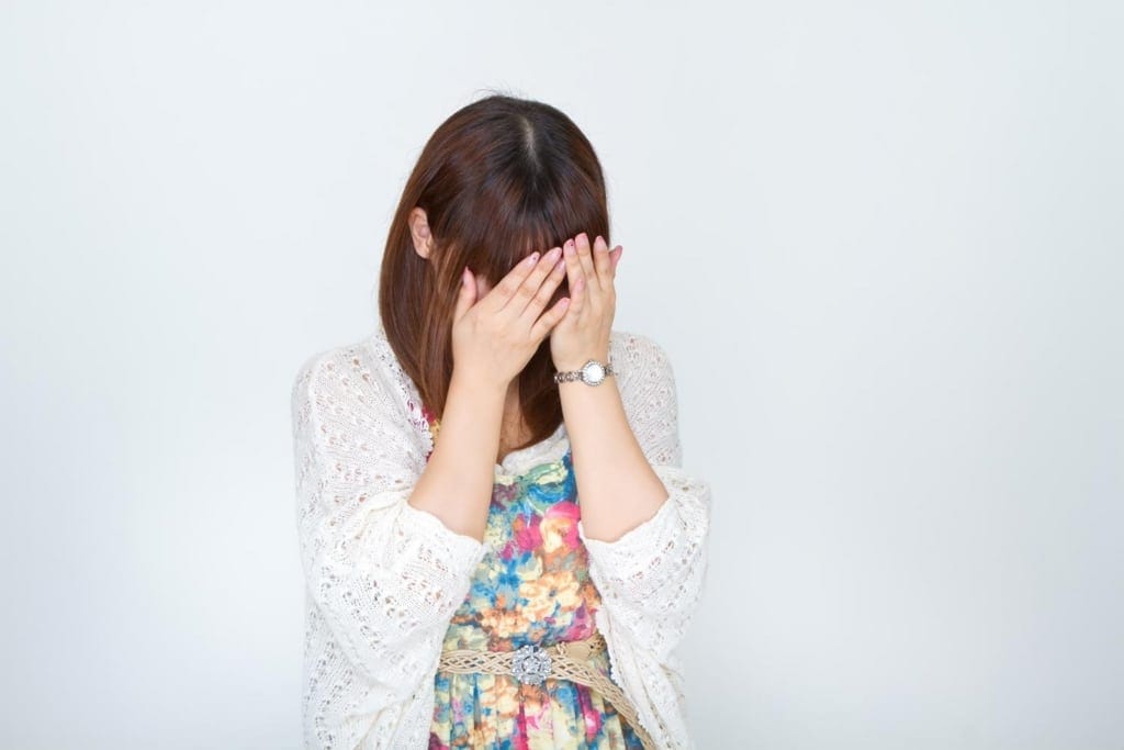 悲しんでいる女性